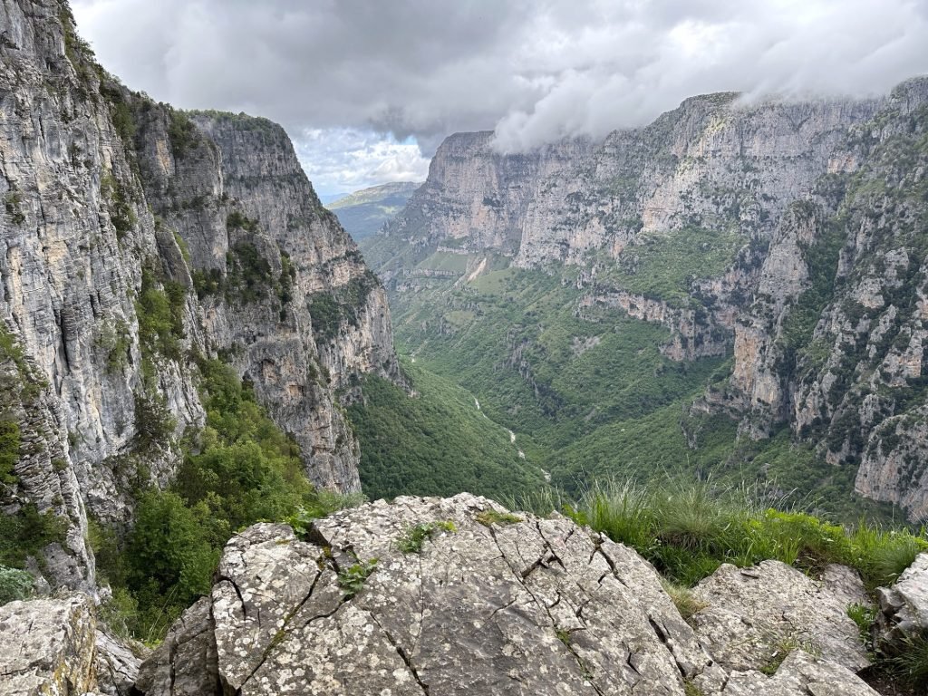 Oxya, Vikos-kloof: ravijn met dreigende wolken