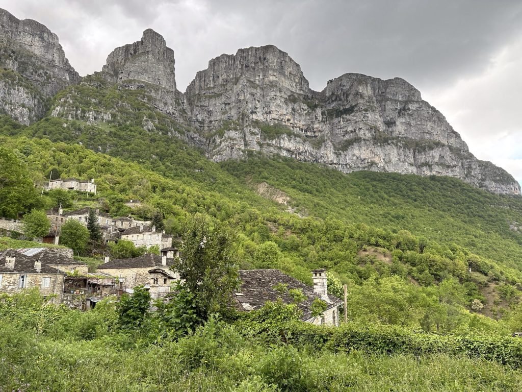 De rotsen boven het dorpje Papigko, Vikos, Centraal Griekenland