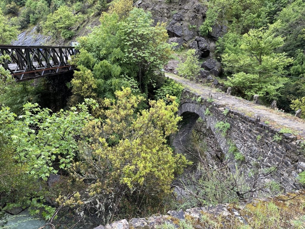 Oud stenen brugje over riviertje in Kipinas, Centraal Griekenland