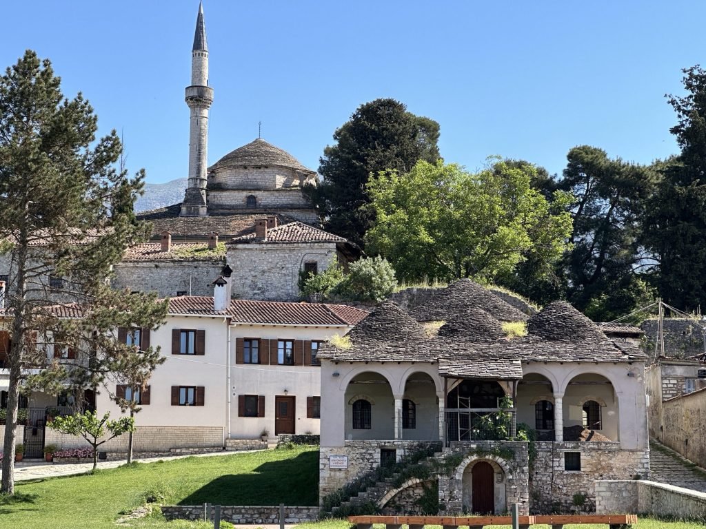 Ali Pasha moskee in Ioannina, Centraal Griekenland met rechts het oude Ottomaanse badhuis