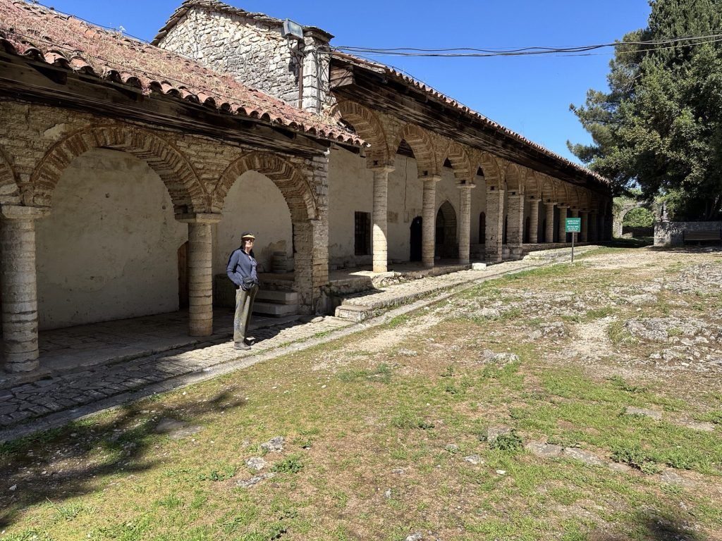 Zuilengalerij op het binnen plein van de Ali Pasha moskee in Ioannina, Centraal Griekenland