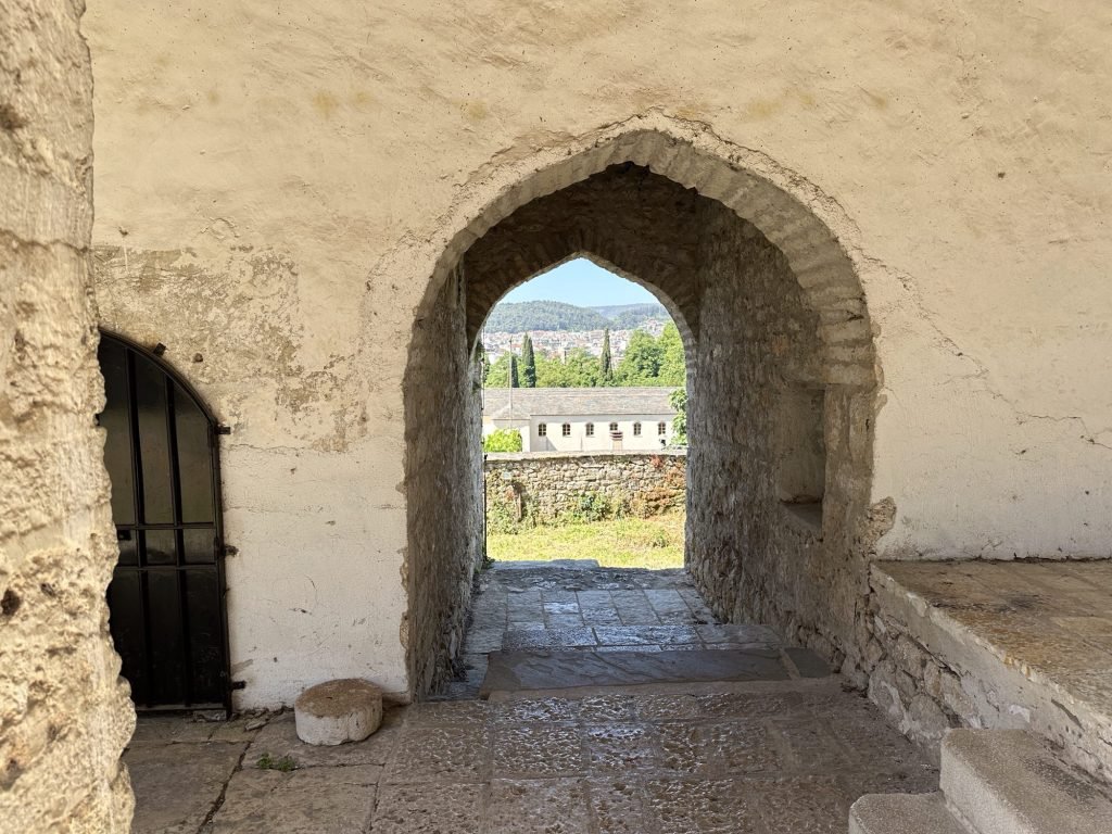 Boogvormige doorgang met landschap in Ali Pasha moskee van Ioannina, Centraal Griekenland