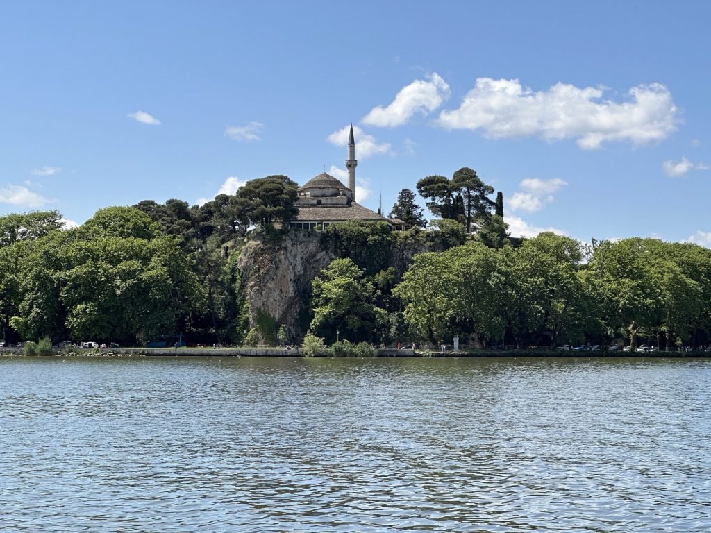 Ioannina met Ali Pasha moskee vanaf het water