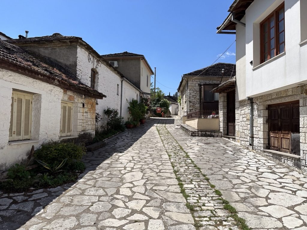 Geplaveide straat en witte huizen in Nissaki, Ioannina, Centraal Griekenland
