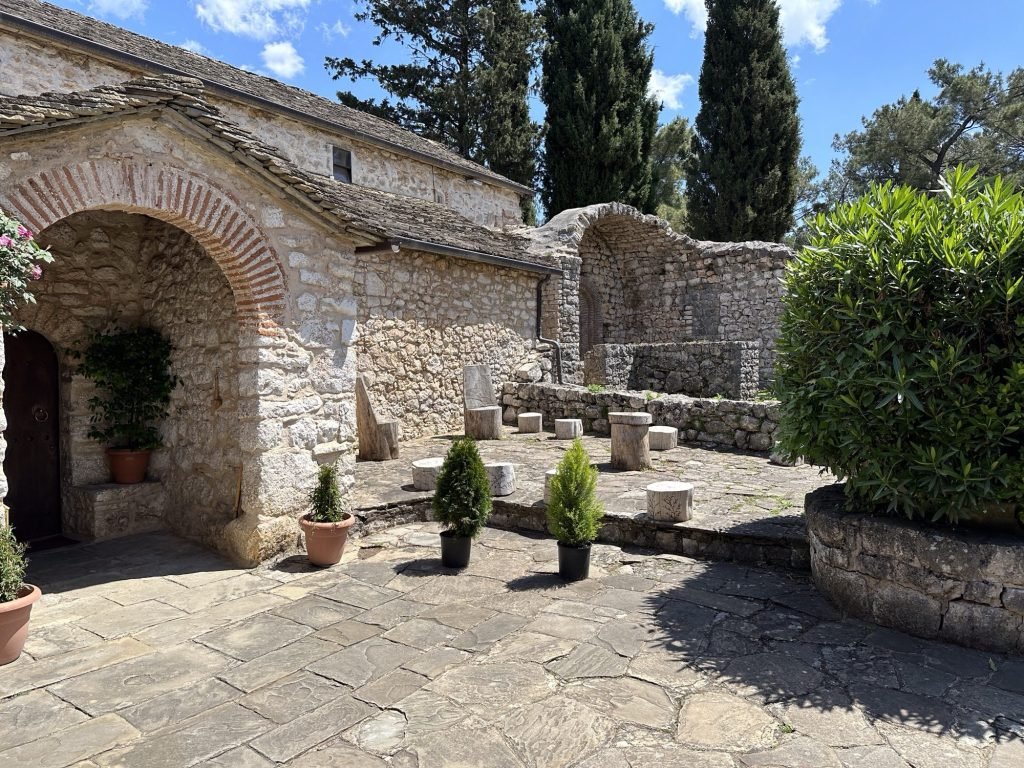 Binnenpleintje in Nissaki, Ioannina, Centraal Griekenland