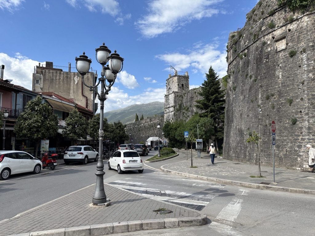 Straat langsheen stadsmuur van Ioannina, Centraal Griekenland