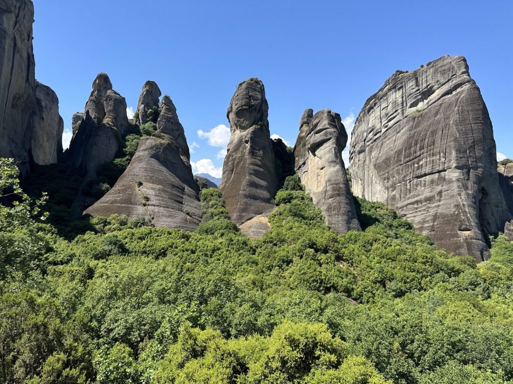 Vijf oprijzende rotsen met klooster op top in Meteora, Centraal Griekenland
