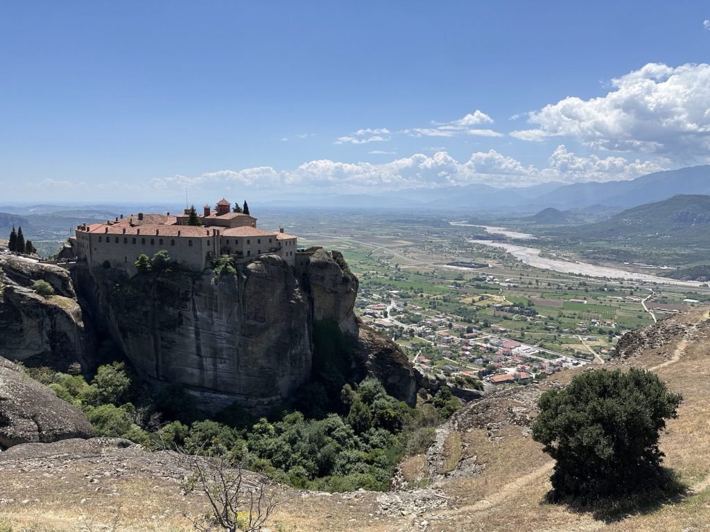 Vlakte van Meteora, Centraal Griekenland met links grote rots met klooster