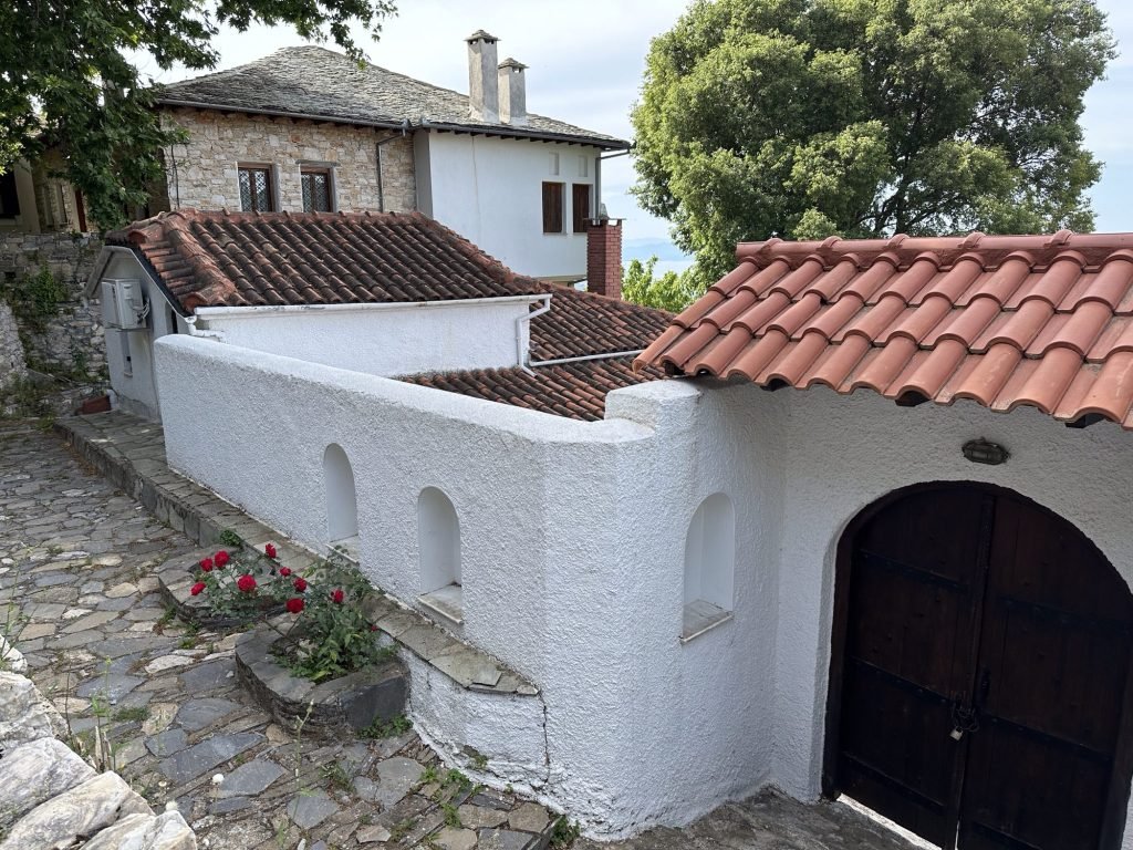Smal straatje met witte muren in Milies, Pelion, Centraal Griekenland
