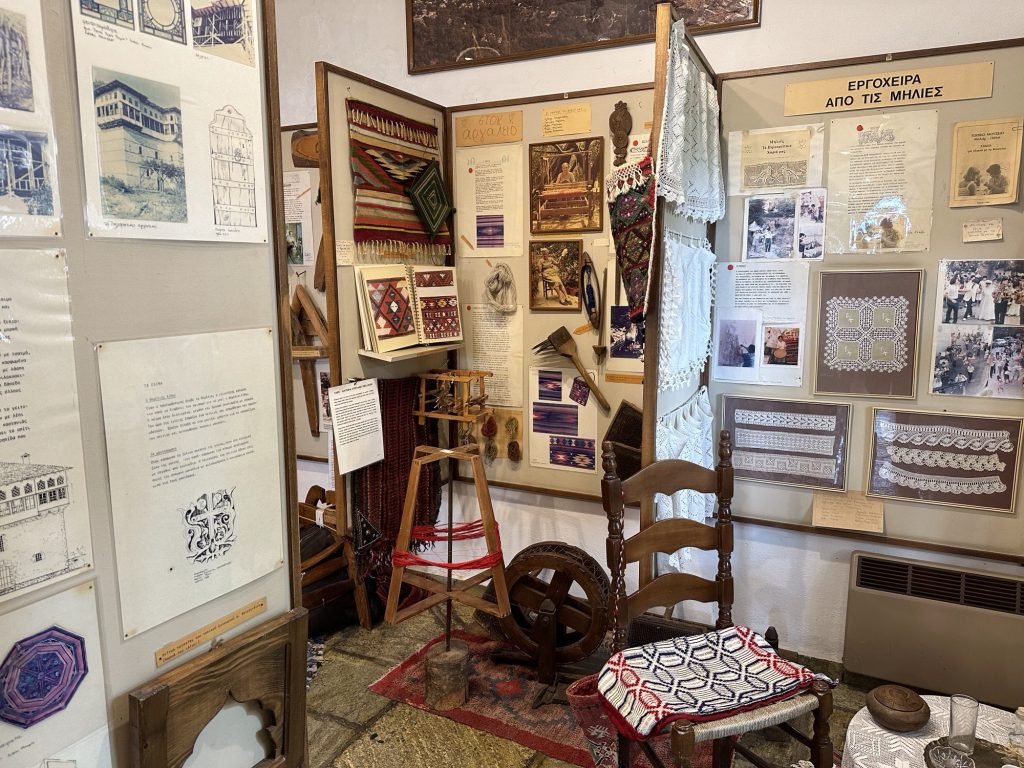 Rommelige binnenkant van museum van Milies met vele kadertjes aan muur.