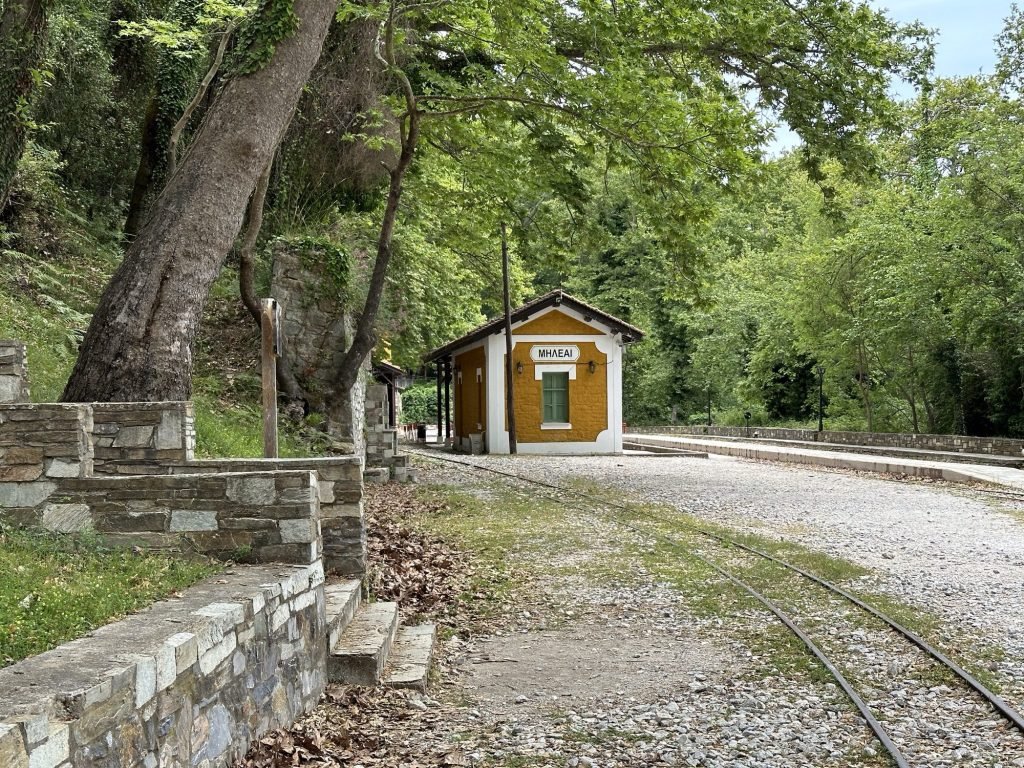 Milies: okergeel stationnetje in het groen