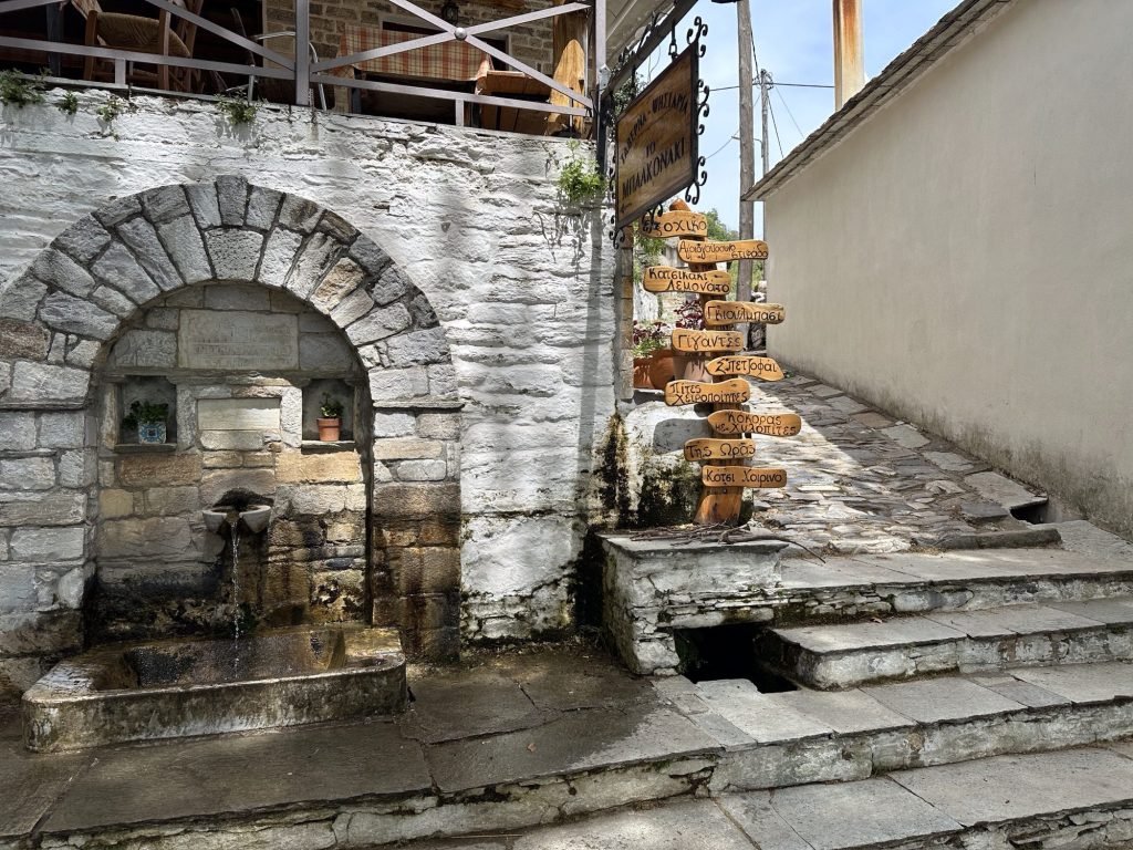 Vizitsa: bron in gemetste muur; kleine toeristische wegwijzers rechts