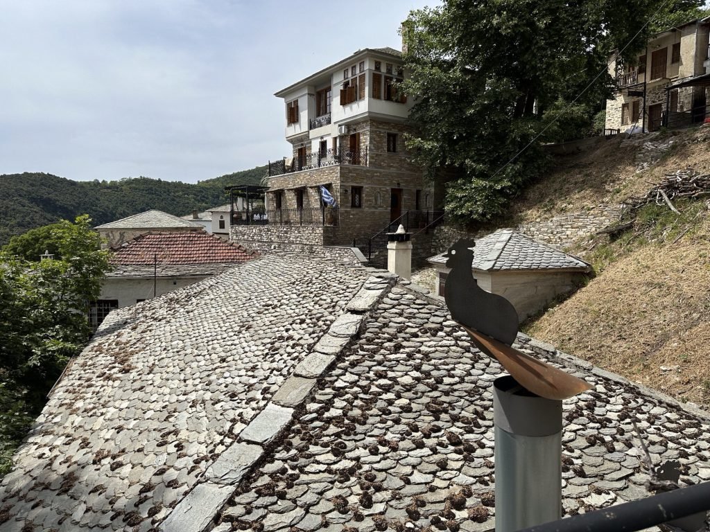 Pinakates, Pelion: dak met oude leien en windhaan