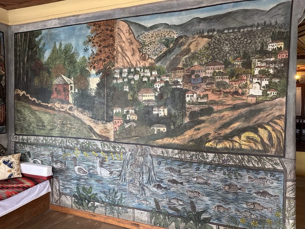 Muur met grote schildering va neen landschap in het Kontos huis, Anakásia, Centraal Griekenland