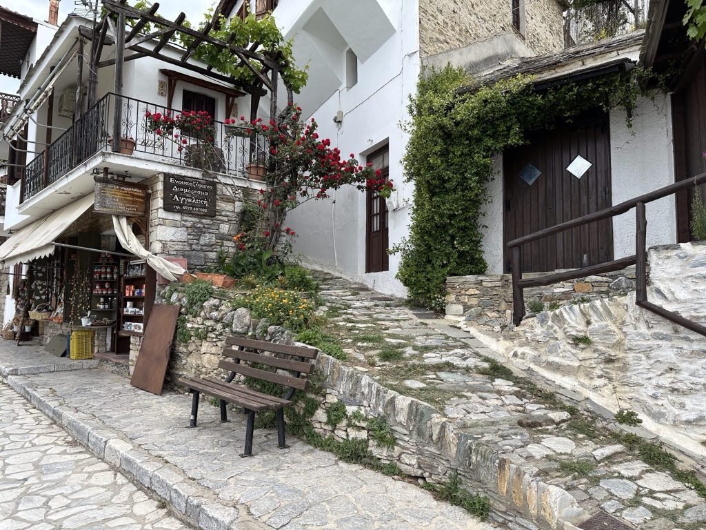 Makrinitsa, Pelion: straat met huis met bloemen.