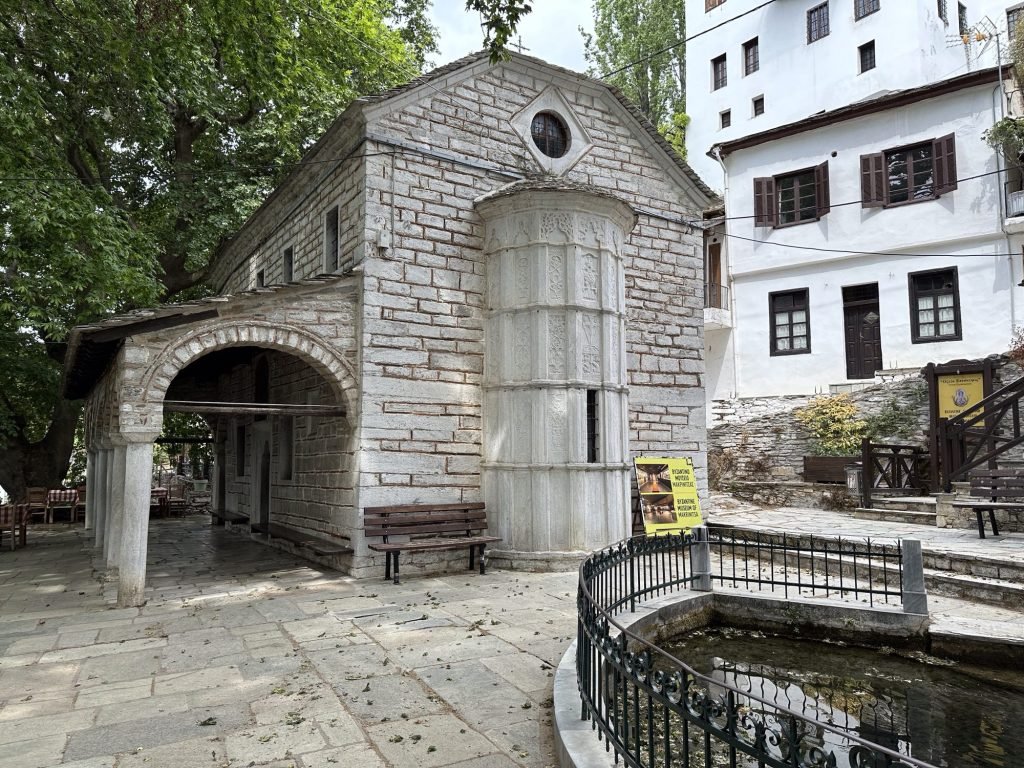Grijs, stenen kerkje in Makrinitsa, Pelion