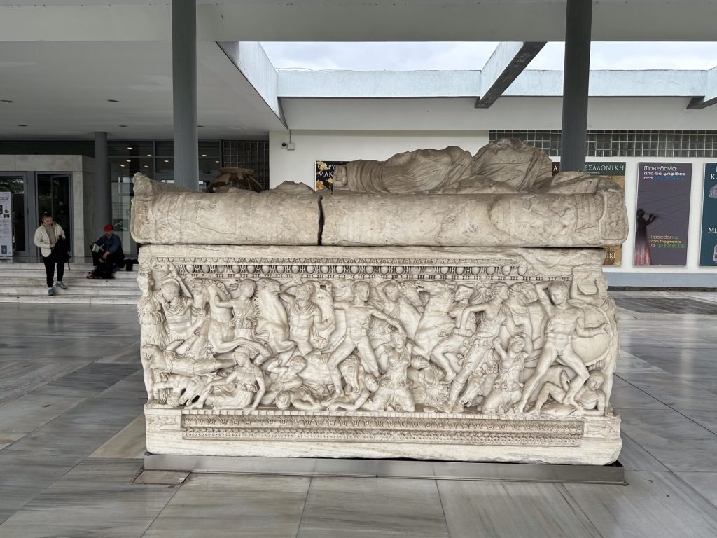 Gebeeldhouwde sarcofaag in wit marmer in Thessaloniki Archeological Museum, Centraal Griekenland