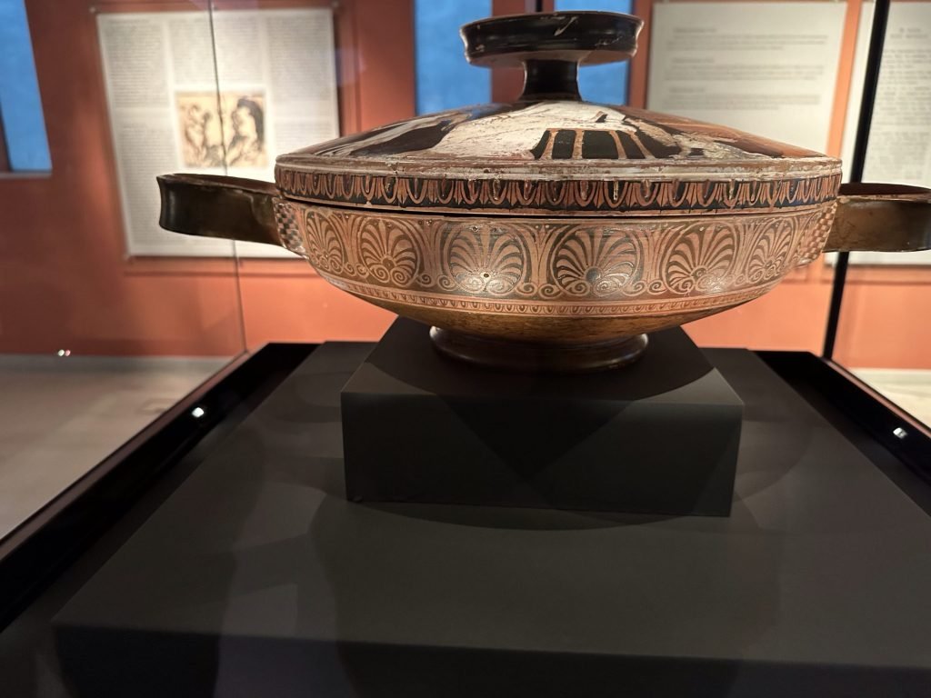 Platte, bruin-rode vaas in Thessaloniki Archeological Museum, Centraal Griekenland