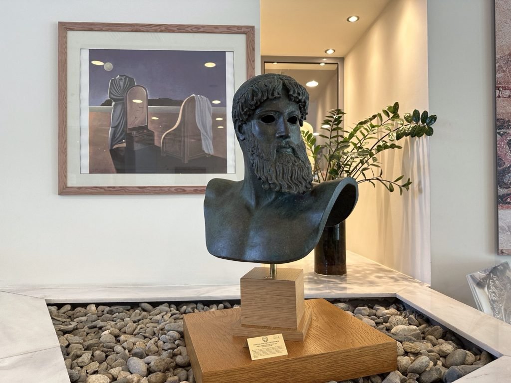 Zwarte buste met schilderij op achtergrond in Thessaloniki Archeological Museum, Centraal Griekenland