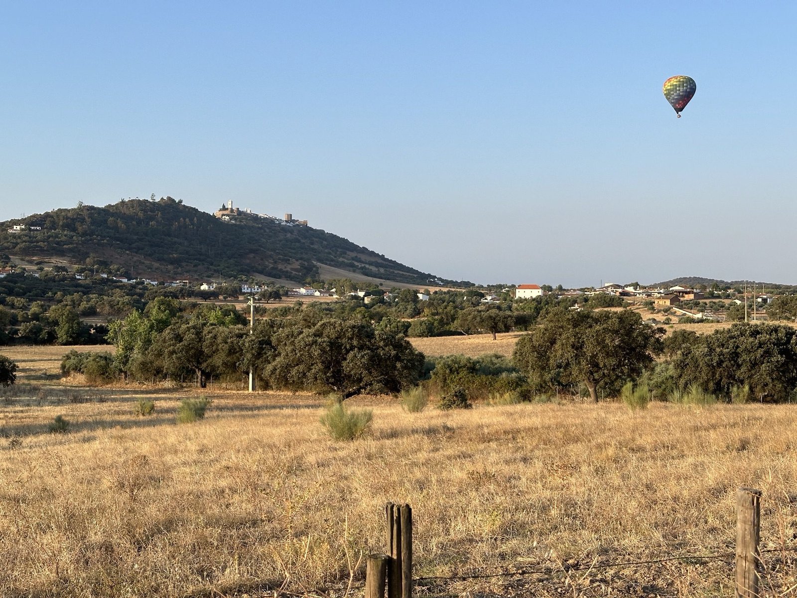 Panorama met rechts luchtballon en links heuvel van Monsaraz, Alentejo