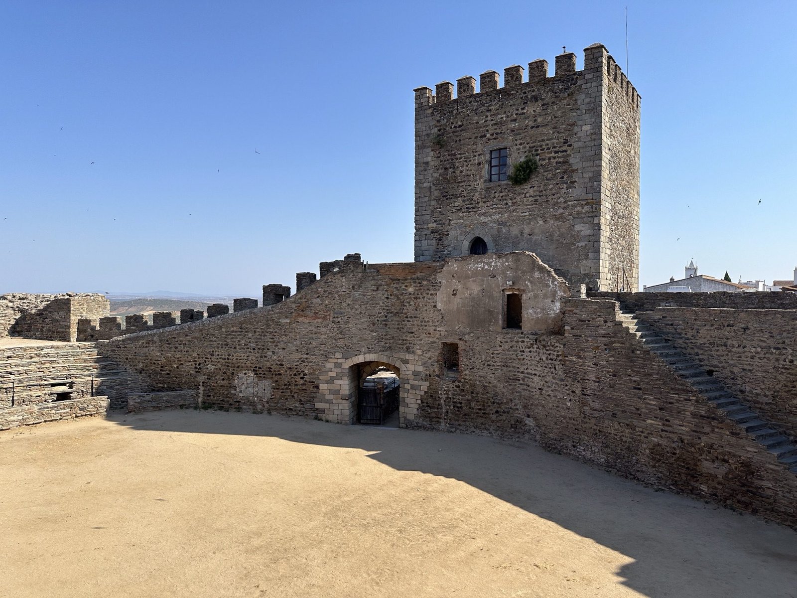 Zanderig binnenplein van kasteel van Monsaraz, Alentejo