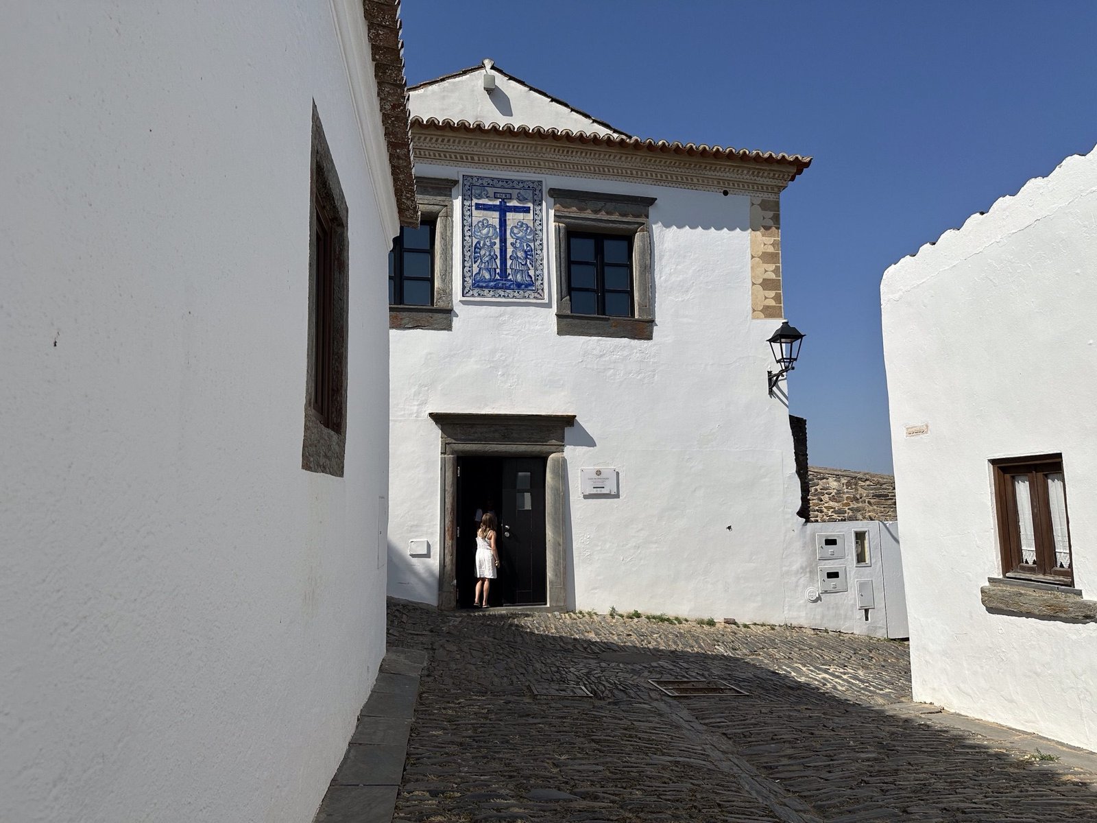 Straat met witte huisjes in Monsaraz, Alentejo