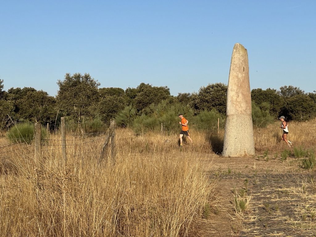 Drie meter hoge Menhir da Bulhoa, Alentejo met twee joggers