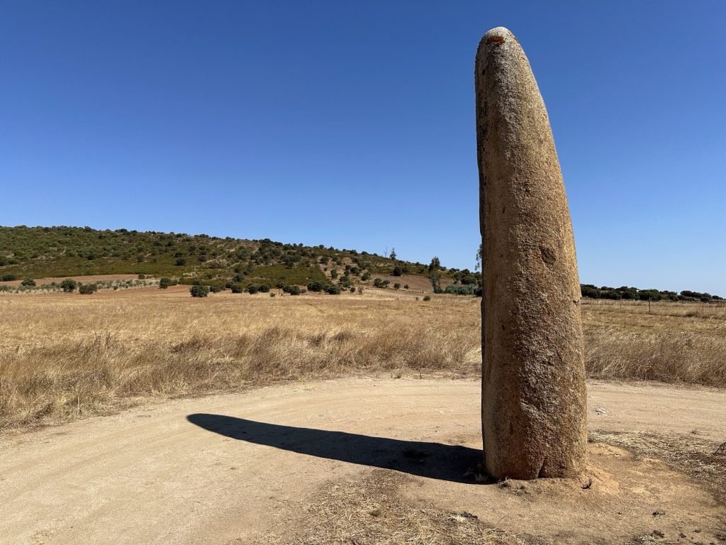 Eenzame, drie meter hoge Menhir do Outeiro in droog landschap van Alentejo