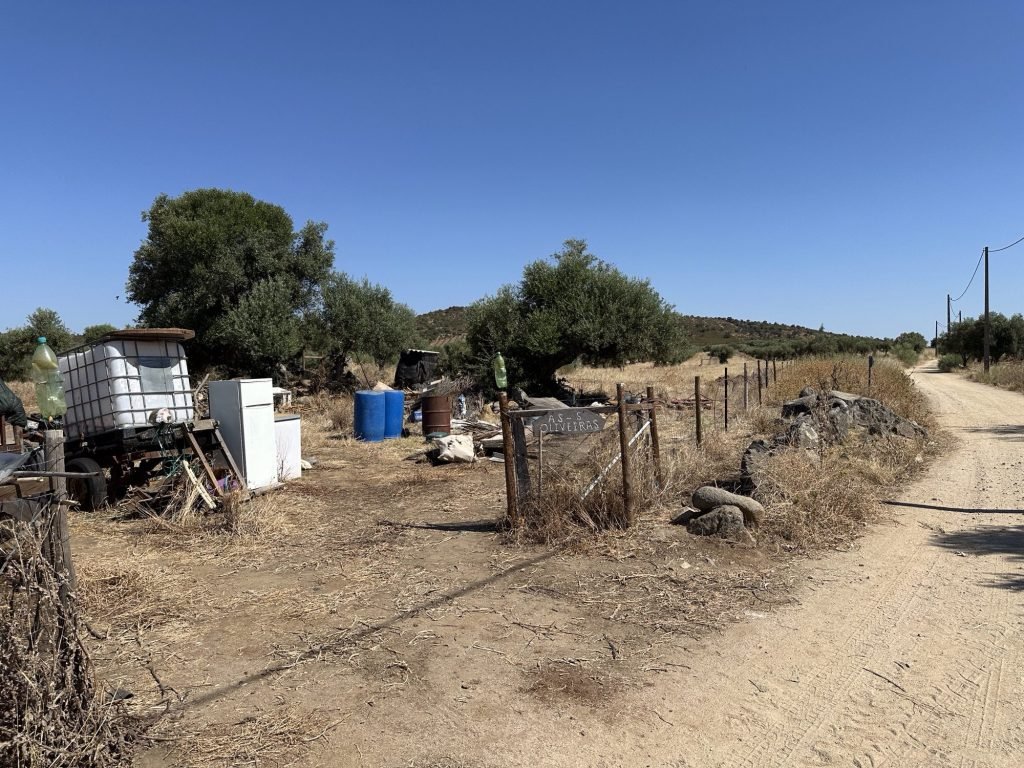 Allerlei rommel in droge tuin op de grindweg naar Menhir do Outeiro, Alentejo