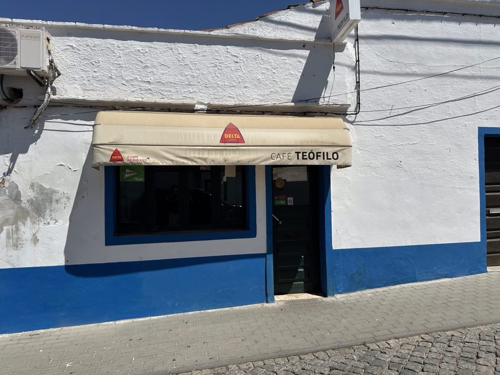 Winkel in wit huis in São Pedro do Corval, Alentejo