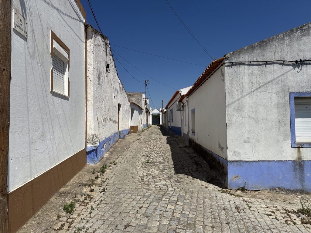 Kasseistraatje tussen witte huizen in São Pedro do Corval, Alentejo