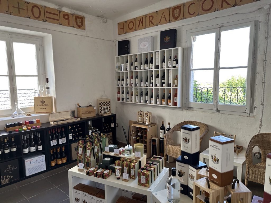 Tafels met wijnflessen in wijnwinkel Ervideira, Monsaraz, Alentejo