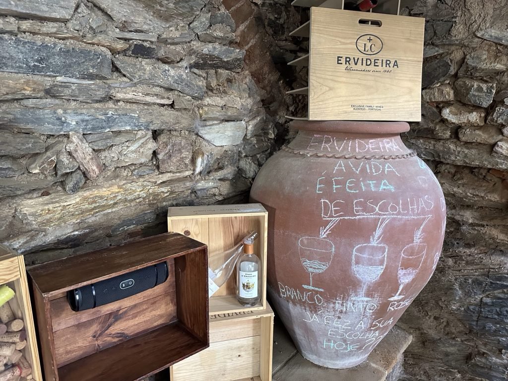 Grote aarden wijnamfoor bij de ingang van Ervideira, Monsaraz, Alentejo