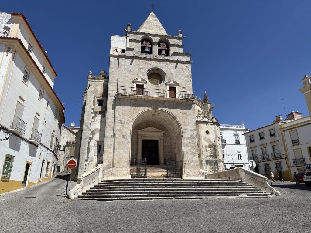 Kerk in grijze steen op plein in Elvas