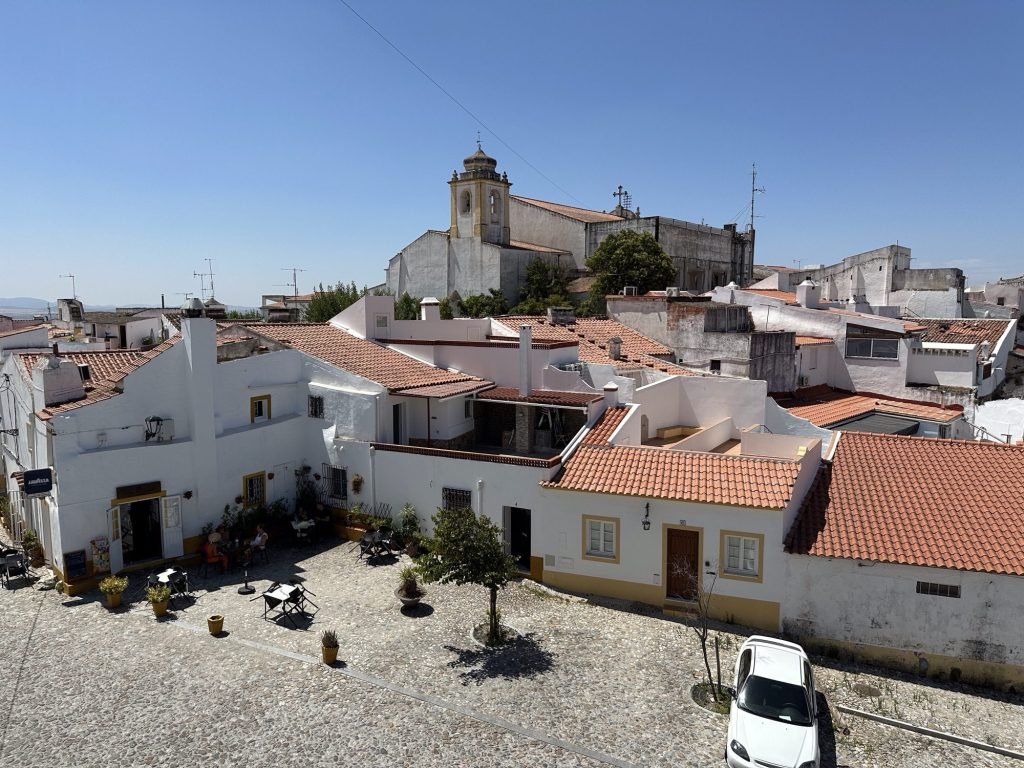 Panorama van Elvas, Alentejo: huisjes met rode daken en kerk op hoogte