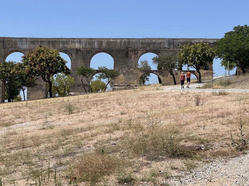 Aquaduct van Elvas, Alentejo: close up van een viertal bogen