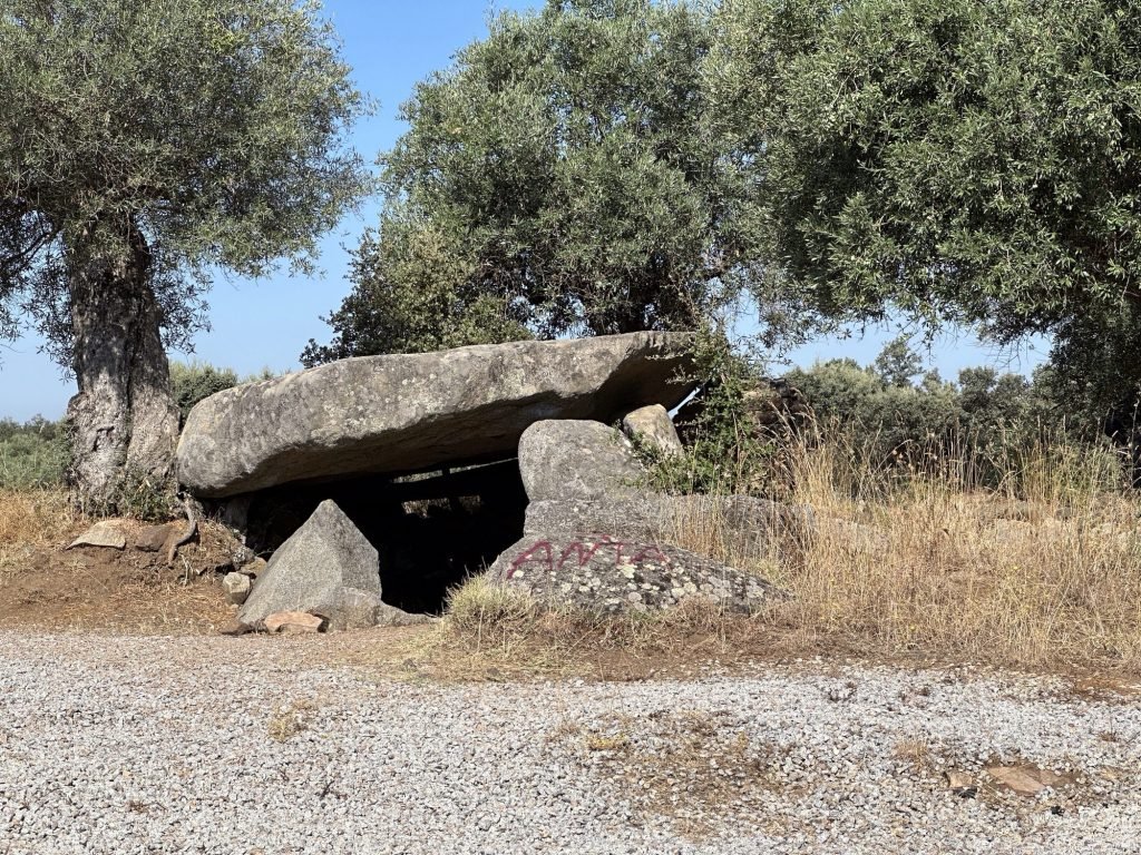 Antas do Oliva da Pega: grote steen rust horizontaal op twee grote zij-stenen