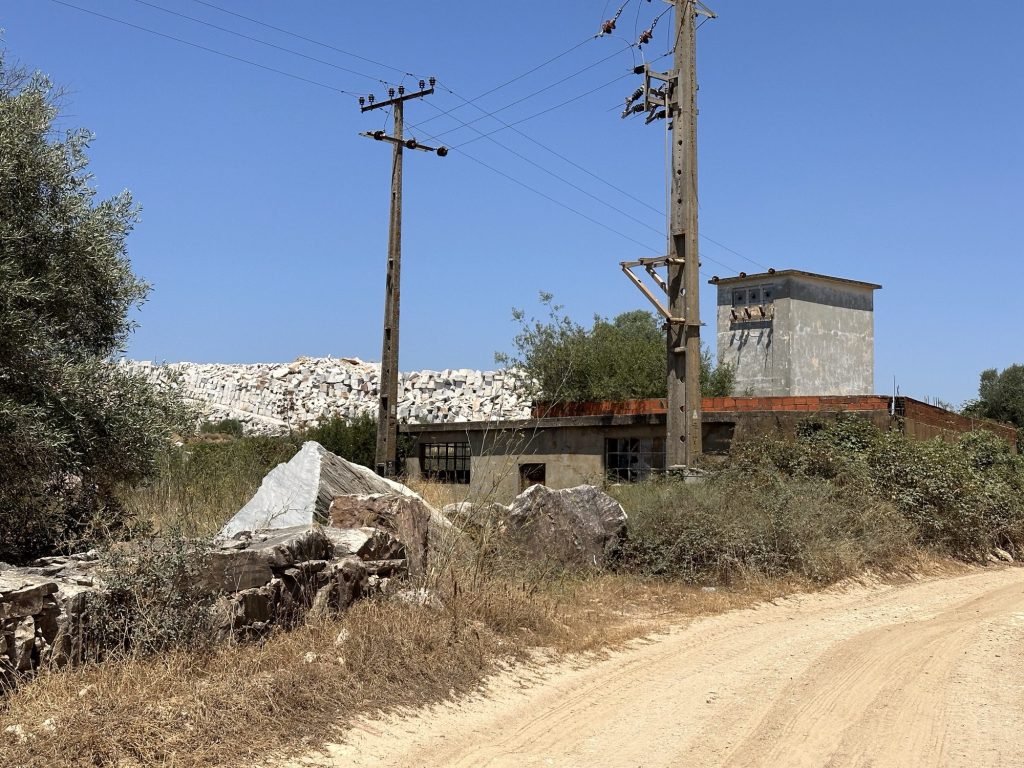Marmergroeves, Vila Viçosa: vervallen bedrijfsgebouw voor berg marmer-afval