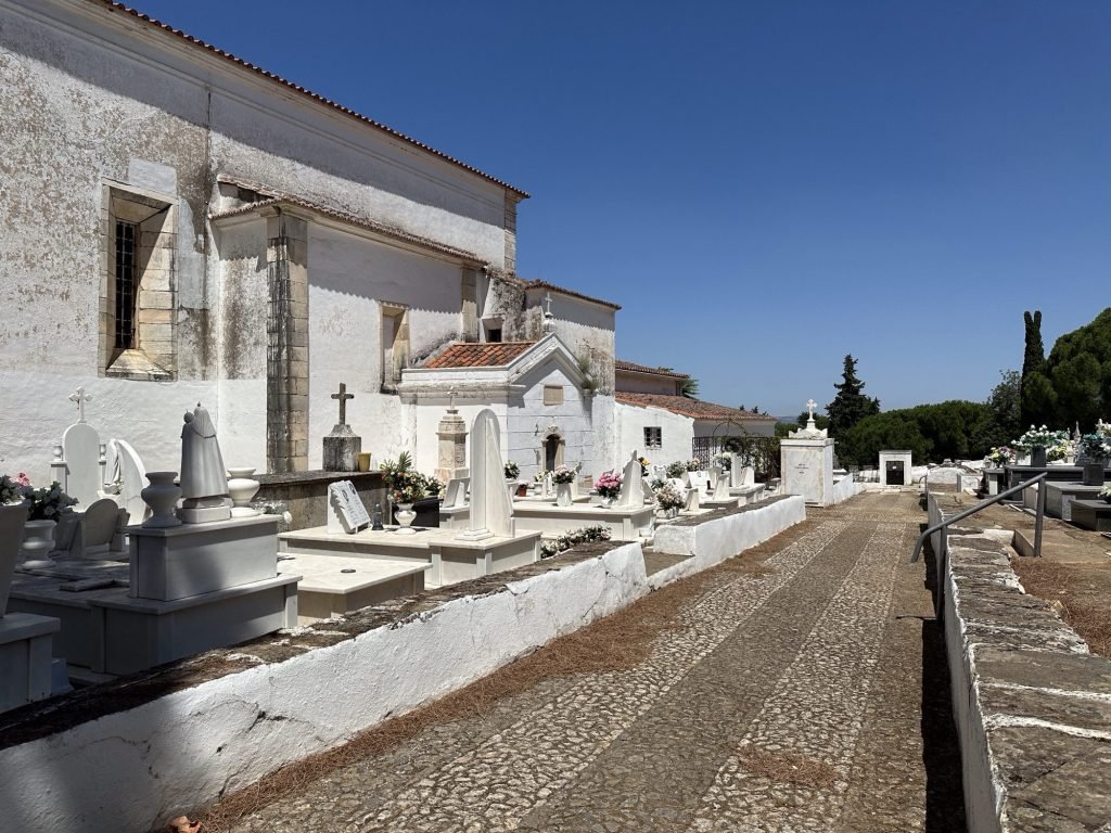 Castelo, Vila Viçosa: kerkhof met grafstenen en - gebouwen in witte marmer