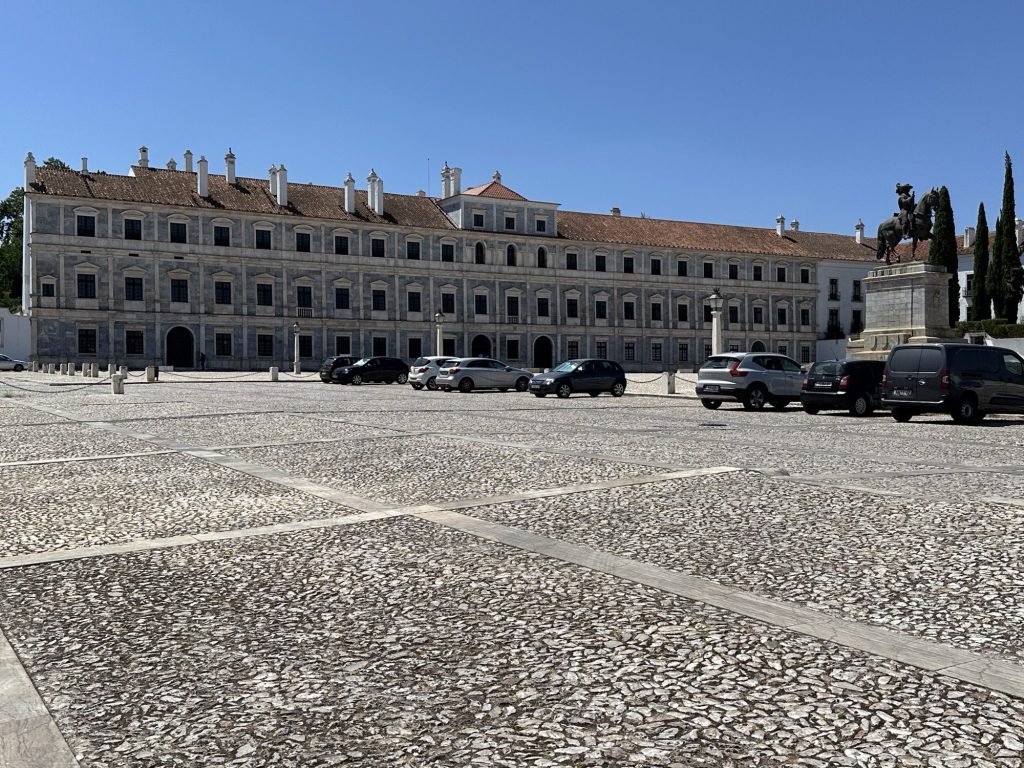 Terreiro do Paço, Vila Viçosa: plein met lang grijs gebouw met rood dak