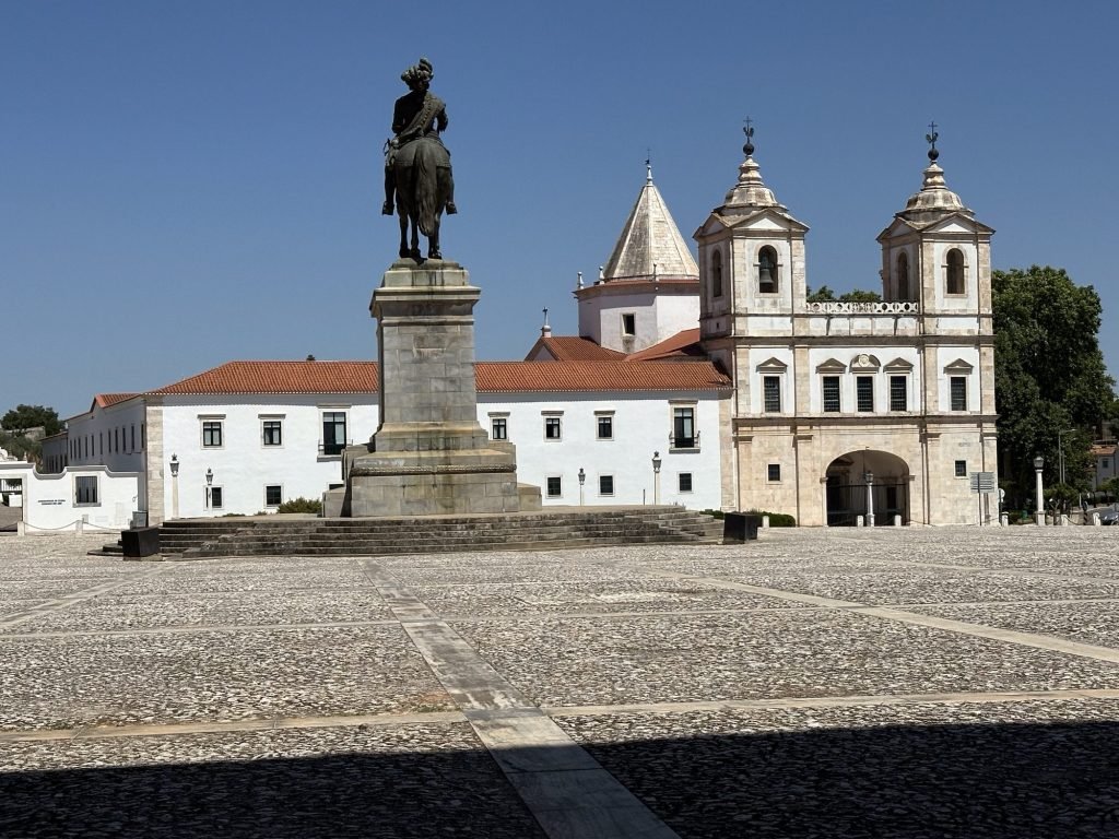 Terreiro do Paço, Vila Viçosa: ruiterstandbeeld op plein voor wit gebouw