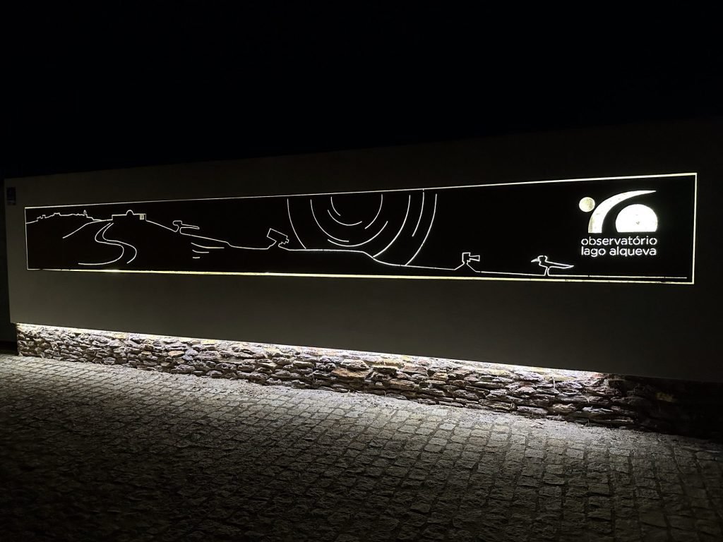 Observatório lago Alqueva: discreet verlicht bord met moderne, symbolistische tekening van sterrenwacht