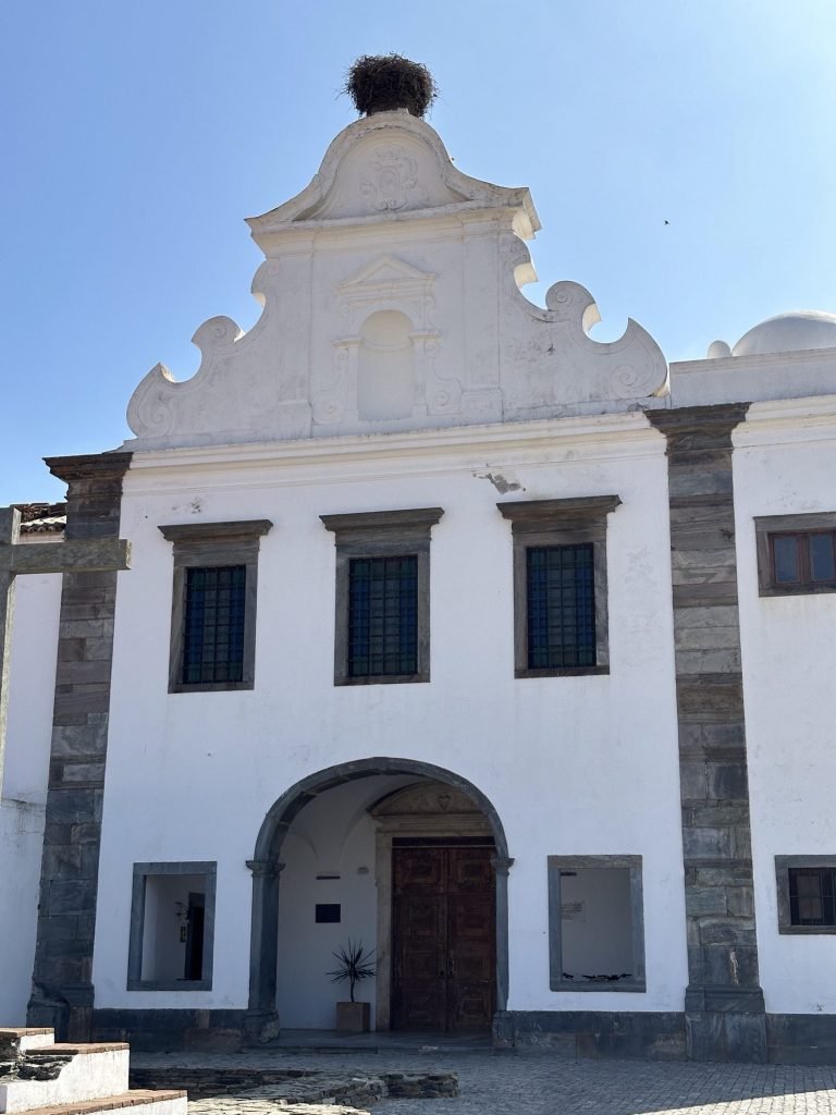 Witte gevel van het Convento da Orada, Monsaraz