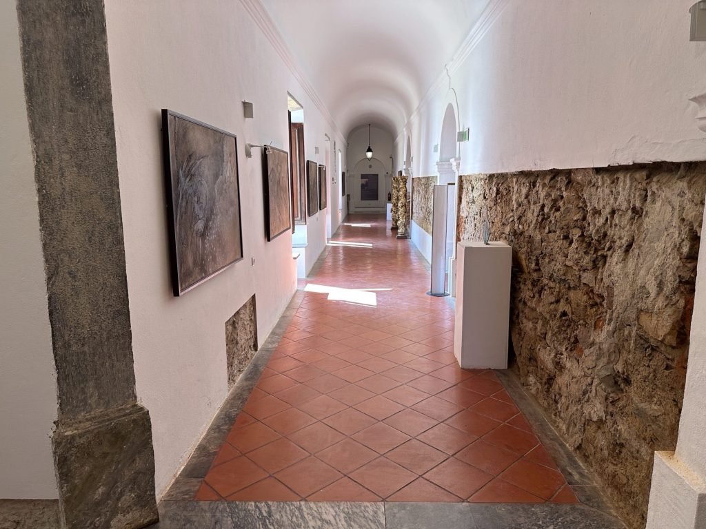 Kloostergang met rode tegelvloer in het Convento da Orada, Monsaraz