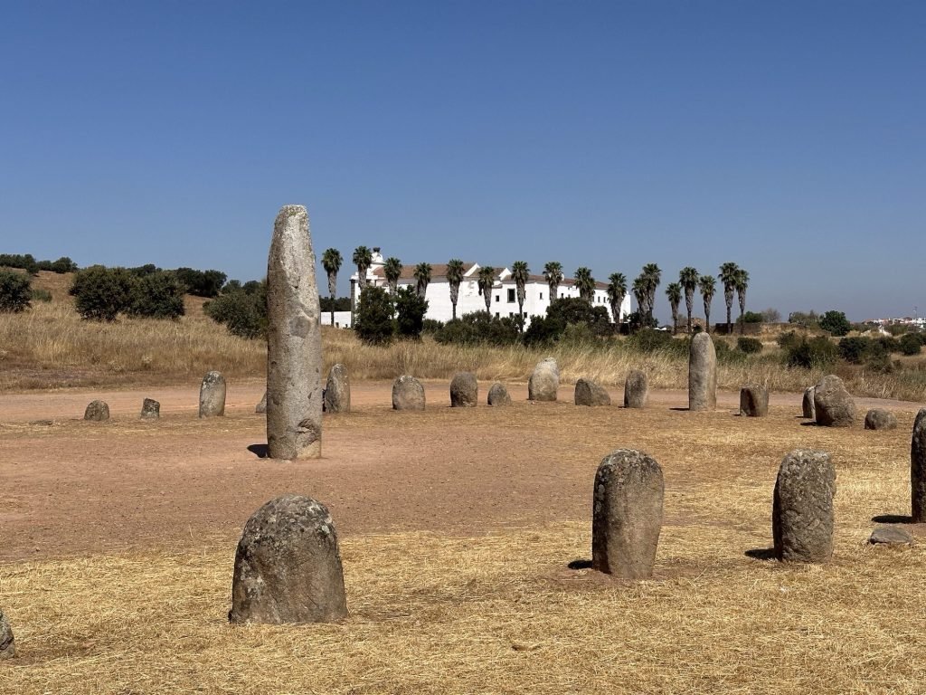 Twee grote menhirs en vele kleine: de Xerex Cromlech, Monsaraz