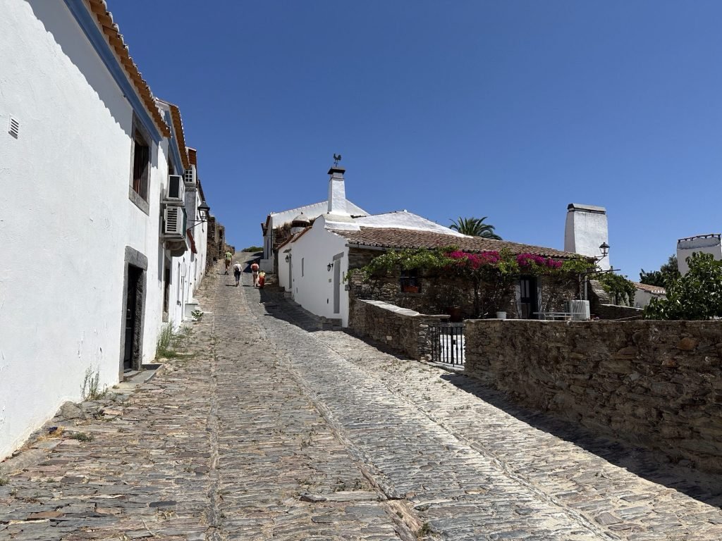 Kasseistraatje, stijgend en met witte huisjes in Monsaraz, Alentejo
