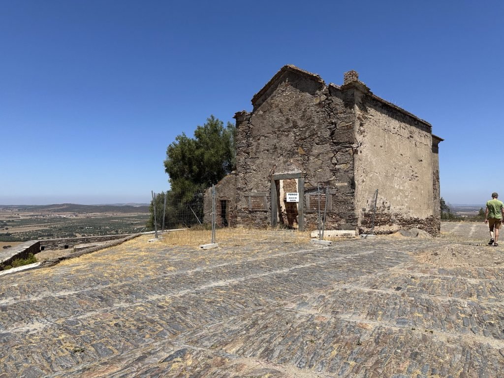 Ruïne van huis op groot plein aan de rand van Monsaraz, Alentejo