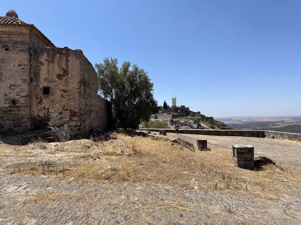 Groot oud huis rechts met in achtergond Monsaraz, Alentejo