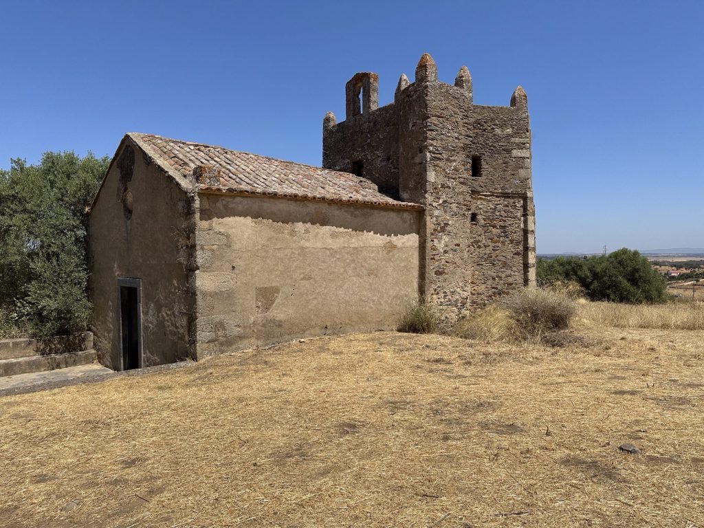 Ermida de Santa Caterina de Monsaraz: klein stenen gebouw met versterkte toren