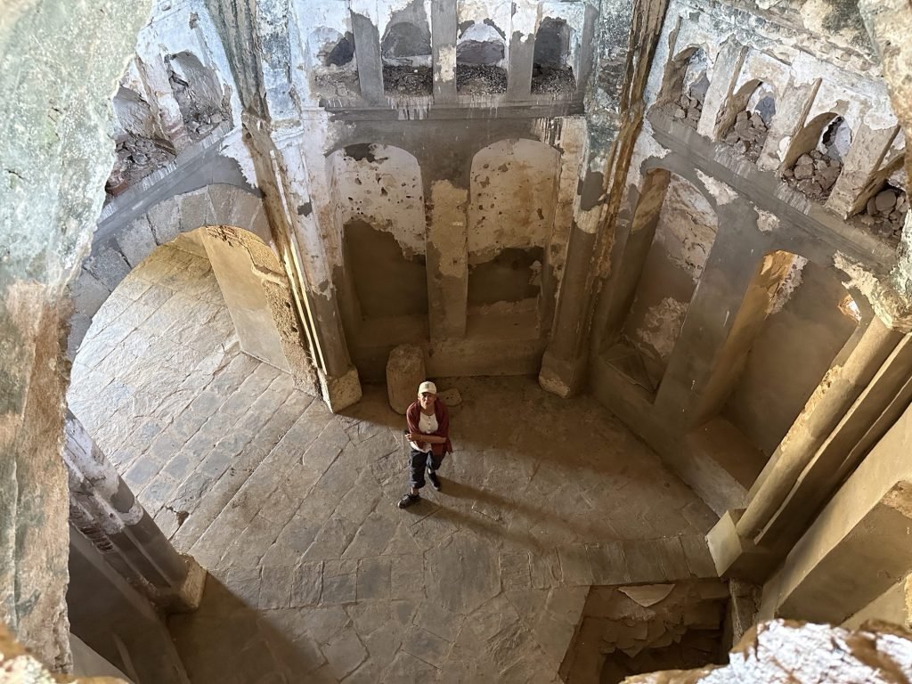 Ermida de Santa Caterina de Monsaraz: vanop de plafondgalerij binnen naar beneden kijkend